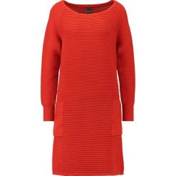 Josephine & Co ARIANNA DRESS Sukienka dzianinowa brique. Czerwone sukienki damskie dzianinowe marki Josephine & Co, l. W wyprzedaży za 395,45 zł.