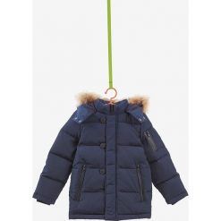 Kurtka puchowa w kolorze granatowym. Niebieskie kurtki chłopięce OVS, z puchu. W wyprzedaży za 129,95 zł.