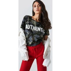 NA-KD T-shirt Authentic - Green. Zielone t-shirty damskie NA-KD, z nadrukiem, z bawełny, klasyczne, z okrągłym kołnierzem. Za 40,95 zł.