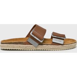 Pepe Jeans - Klapki Bio Buckles. Kapcie męskie Pepe Jeans, bez wzorów, z jeansu. W wyprzedaży za 179,90 zł.
