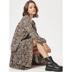 Granatowa Sukienka Mayarena. Niebieskie sukienki damskie Born2be, s, bez wzorów, bez kołnierzyka, bez rękawów, midi. Za 149,99 zł.