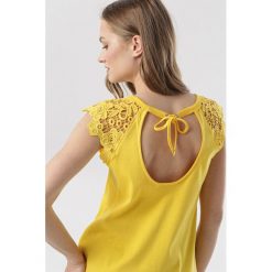Żółta Bluza Morganoe. Żółte bluzy damskie Born2be, s, bez wzorów, bez kołnierzyka, bez rękawów. W wyprzedaży za 49,99 zł.