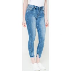 Noisy May - Jeansy. Niebieskie jeansy damskie marki Noisy May. W wyprzedaży za 89,90 zł.