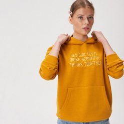 Bluza z haftowanym sloganem - Żółty. Żółte bluzy damskie Sinsay, s, z haftami, bez rękawów, bez kaptura. Za 59,99 zł.