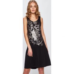 Desigual - Sukienka. Czarne sukienki damskie Desigual, na co dzień, s, z aplikacjami, z elastanu, casualowe, z okrągłym kołnierzem, bez rękawów, midi, proste. Za 329,90 zł.