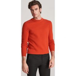 Sweter z bawełną oragniczną - Pomarańczowy. Pomarańczowe swetry męskie Reserved, s, bez wzorów, z bawełny, bez kołnierzyka, bez kaptura. Za 119,99 zł.