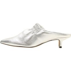 Chodaki damskie: Sigerson Morrison MARIE Klapki silver