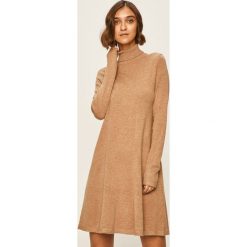 Vero Moda - Sukienka. Pomarańczowe sukienki damskie Vero Moda, na co dzień, s, bez wzorów, z poliesteru, casualowe, z golfem, z długim rękawem, długie, mini, proste. Za 169,90 zł.