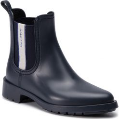 Kalosze MARC O'POLO - 901 15067701 800 Navy 890. Niebieskie kalosze damskie Marc O'Polo, bez wzorów, z tworzywa sztucznego. W wyprzedaży za 349,00 zł.