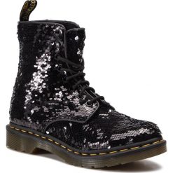 Glany DR. MARTENS - 1460 Pascal Seqn 24591016 Black/Silver. Czarne glany damskie Dr. Martens, ze skóry ekologicznej, klasyczne, bez obcasa, bez zapięcia. W wyprzedaży za 449,00 zł.