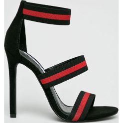 Steve Madden - Sandały Carina. Czerwone sandały damskie Steve Madden, bez wzorów, z materiału, z okrągłym noskiem, bez obcasa, na obcasie, bez zapięcia. W wyprzedaży za 229,90 zł.