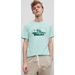 T-shirt z nadrukiem - Turkusowy. Niebieskie t-shirty męskie Reserved, s, z nadrukiem, bez kołnierzyka. Za 39,99 zł.