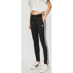 Adidas Originals - Spodnie. Czarne spodnie damskie adidas Originals, bez wzorów, z elastanu. W wyprzedaży za 179,90 zł.
