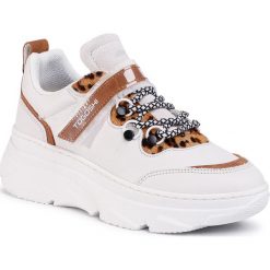 Sneakersy TOGOSHI - TG-22-04-000206 102. Białe półbuty damskie Togoshi, bez wzorów, z zamszu, bez obcasa, na płaskiej podeszwie, bez zapięcia. W wyprzedaży za 289,00 zł.