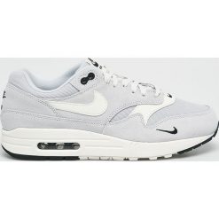 Nike Sportswear - Buty Air Max 1 Premium. Szare buty sportowe męskie Nike Sportswear, z materiału, na sznurówki. W wyprzedaży za 429,90 zł.