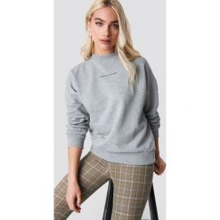 NA-KD Trend Bluza Passionate - Grey. Szare bluzy z nadrukiem damskie NA-KD Trend, z dzianiny, z długim rękawem, długie. Za 161,95 zł.