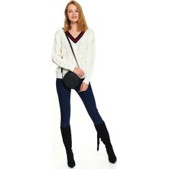 SWETER Z DEKOLTEM W SEREK. Białe swetry damskie Top Secret, na zimę, w paski, z dzianiny, z krótkim rękawem, krótkie, bez kaptura. Za 139,99 zł.