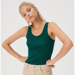Bawełniany top basic - Turkusowy. Niebieskie topy damskie Sinsay, s, bez wzorów, z bawełny, bez kołnierzyka. Za 7,99 zł.