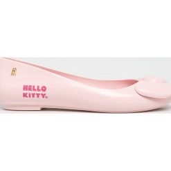 Melissa - Baleriny Space Love x Hello Kitty. Różowe baleriny damskie Melissa, z motywem z bajki, z gumy, bez obcasa. W wyprzedaży za 179,90 zł.
