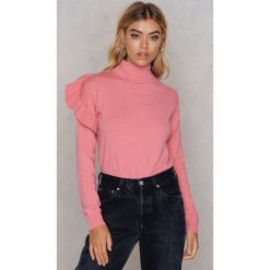NA-KD Sweter z golfem i falbaną - Pink. Różowe golfy damskie marki NA-KD, z elastanu. W wyprzedaży za 58,78 zł.