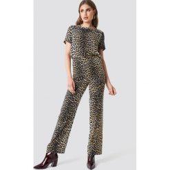Moves x NA-KD Spodnie Vissa - Brown,Multicolor. Brązowe spodnie damskie marki Moves x NA-KD, z materiału, z podwyższonym stanem. W wyprzedaży za 97,18 zł.