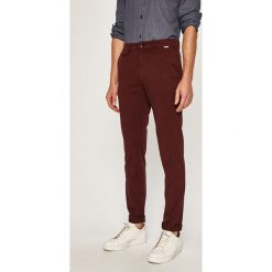 Calvin Klein - Spodnie. Brązowe spodnie męskie Calvin Klein, na co dzień, bez wzorów, z elastanu, casualowe. W wyprzedaży za 359,90 zł.