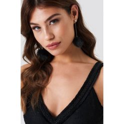 Kolczyki damskie: NA-KD Accessories Wiszące kolczyki z puszystą zawieszką – Black