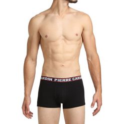 Bokserki w kolorze czarnym. Czarne bokserki męskie Pierre Cardin, z nadrukiem. W wyprzedaży za 34,95 zł.