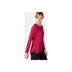 Koszulka długi rękaw Gym & Pilates 500 damska czerwona z nadrukiem. Różowe koszulki damskie DOMYOS, xl, z nadrukiem, z elastanu, bez kołnierzyka, z długim rękawem. Za 39,99 zł.