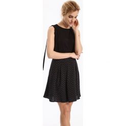 BLUZKA BEZ RĘKAWÓW. Czarne bluzki damskie marki Top Secret, bez wzorów, bez kołnierzyka, bez rękawów. W wyprzedaży za 39,99 zł.