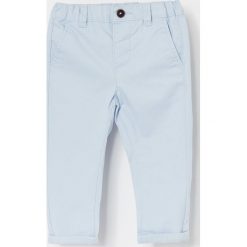 Bawełniane spodnie chino - Niebieski. Niebieskie spodnie męskie Reserved, m, bez wzorów, z bawełny. Za 45,99 zł.