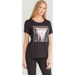 T-SHIRT SHINY TEE Guess. Czarne t-shirty damskie Guess, s, z nadrukiem, z bawełny, z okrągłym kołnierzem. Za 189,00 zł.