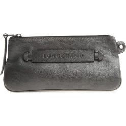 Longchamp Kopertówka Szary Srebrny. Szare kopertówki damskie Longchamp, ze skóry. Za 636,95 zł.