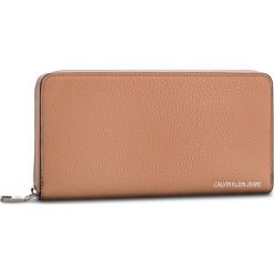 Duży Portfel Damski CALVIN KLEIN JEANS - Ultra Light Zip Arou K40K400693 240. Brązowe portfele damskie Calvin Klein Jeans, z jeansu. Za 299,00 zł.