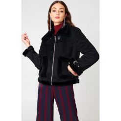 NA-KD Kurtka z imitacji zamszu - Black. Czarne kurtki damskie NA-KD, z aplikacjami, z poliesteru, bez kaptura. Za 364,95 zł.