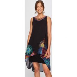 Desigual - Sukienka. Czarne sukienki damskie Desigual, na co dzień, bez wzorów, z elastanu, casualowe, z okrągłym kołnierzem, bez rękawów, mini, proste. Za 399,90 zł.
