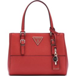 Guess Carys Torebka Czerwony. Czerwone torebki klasyczne damskie Guess, w paski, z materiału, bez dodatków. Za 528,95 zł.