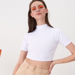 Krótka koszulka z półgolfem - Biały. Białe koszulki damskie House, s, bez wzorów, bez kołnierzyka, z krótkim rękawem. Za 39,99 zł.
