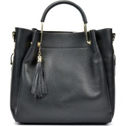 Skórzana torebka w kolorze czarnym - (S)31 x (W)38 x (G)10 cm. Czarne torebki klasyczne damskie Black Friday Bags, w paski, ze skóry, przez ramię, bez dodatków. W wyprzedaży za 289,95 zł.