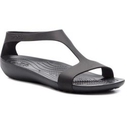 Sandały CROCS - Serena Sandal W 205469 Black/Black. Czarne klapki damskie Crocs, bez wzorów, z tworzywa sztucznego, bez obcasa. Za 139,00 zł.