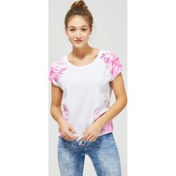 T-shirt z wiązaniem. Białe bluzki damskie Moodo, s, bez wzorów, bez kołnierzyka. Za 39,99 zł.