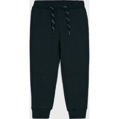 Name it - Spodnie dziecięce 92-122 cm. Szare spodnie chłopięce marki Name it, bez wzorów, z elastanu, casualowe. W wyprzedaży za 49,90 zł.