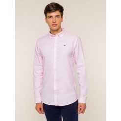 Koszula Tommy Jeans Tjm Oxford DM0DM06562. Różowe koszule męskie Tommy Jeans, xxl, bez wzorów, z jeansu, casualowe, bez kołnierzyka, bez rękawów. W wyprzedaży za 199,00 zł.