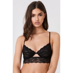 Biustonosze bardotka: NA-KD Lingerie Koronkowy biustonosz z wycięciem – Black