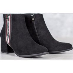 Botki z ozdobnym suwakiem. Botki damskie FILIPPO, z zamszu, bez obcasa, bez zapięcia. Za 139,00 zł.