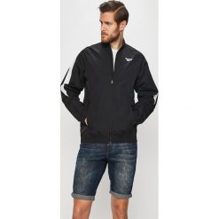 Reebok Classic - Kurtka. Czarne płaszcze męskie Reebok Classic, m, bez wzorów, z bawełny, krótkie, bez kaptura. W wyprzedaży za 179,90 zł.