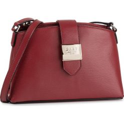 Torebka DKNY - Lyla-Cbody R94E3F69 Bright Red 8RD. Czerwone listonoszki damskie DKNY, bez wzorów, ze skóry, bez dodatków. W wyprzedaży za 639,00 zł.