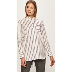 Tommy Hilfiger - Koszula. Białe bluzki damskie TOMMY HILFIGER, na co dzień, bez wzorów, z bawełny, klasyczne, z klasycznym kołnierzykiem, z długim rękawem. W wyprzedaży za 299,90 zł.
