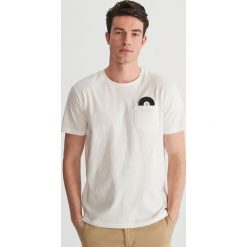 T-shirt z minimalistycznym nadrukiem - Biały. Białe t-shirty chłopięce marki Reserved, s, z nadrukiem. Za 19,99 zł.