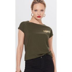 Koszulka z nadrukiem - Khaki. Brązowe koszulki damskie Mohito, s, z nadrukiem, bez kołnierzyka, bez rękawów. W wyprzedaży za 19,99 zł.